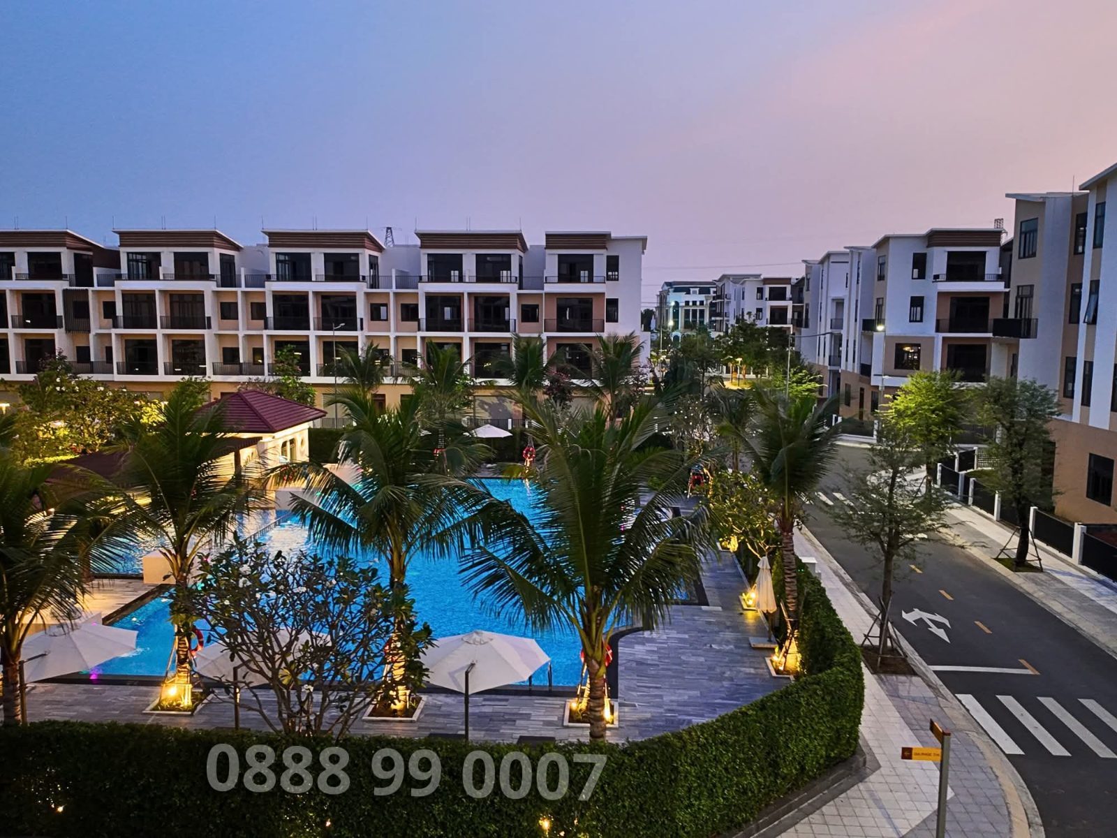 Bán nhà phố liền kề – view hồ bơi