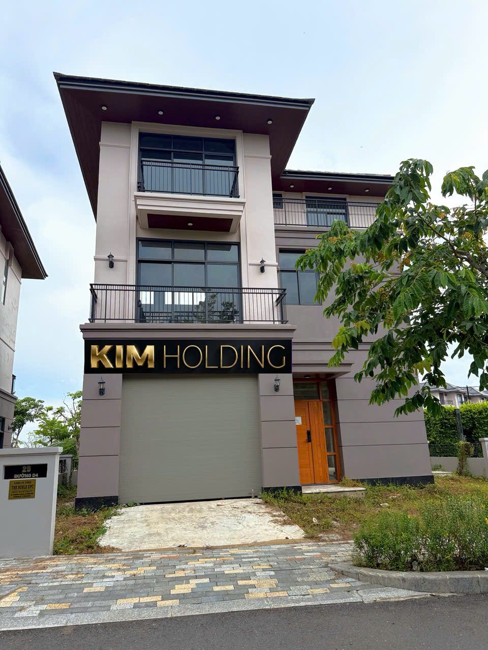 Bán biệt thự góc 3 mặt tiền view sông club house 300m2