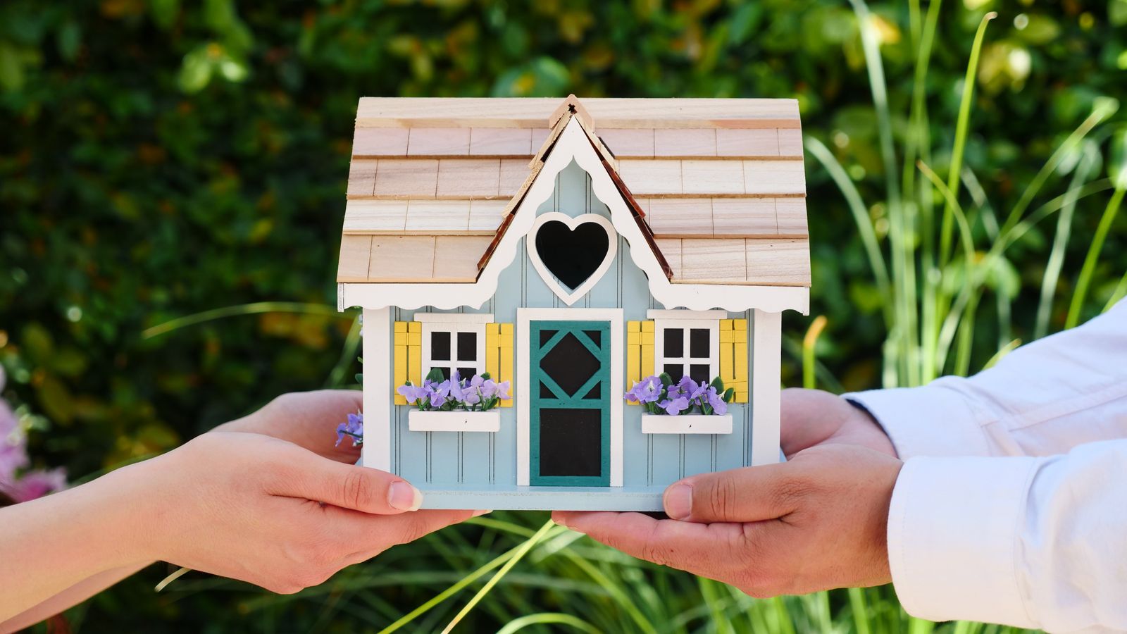 Hợp đồng đặt cọc thuê nhà và bàn giao chìa khoá