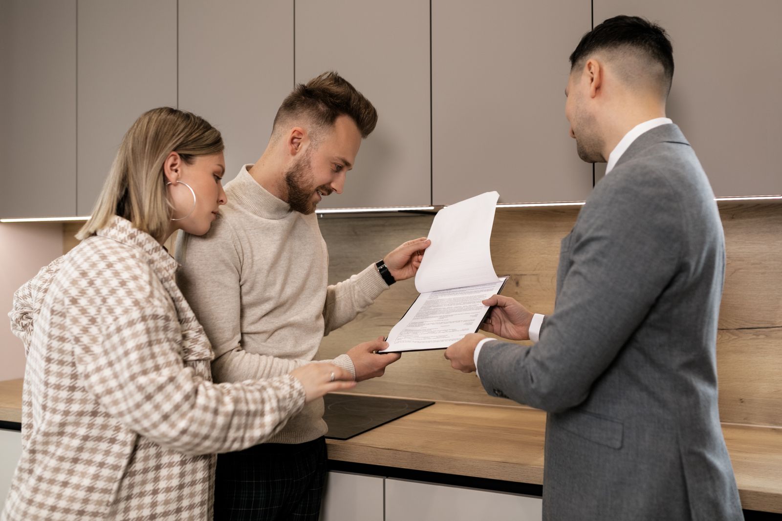 Lưu ý khi mua nhà đất có sổ hồng - kiểm tra pháp lý cùng chuyên viên tư vấn
