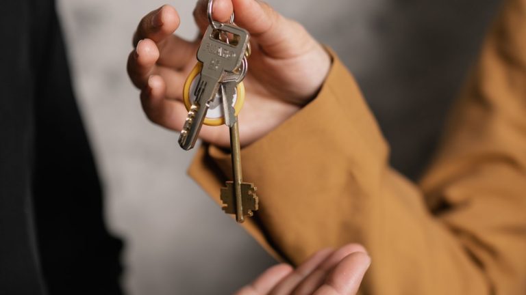 Mẫu hợp đồng thuê nhà ở cá nhân và bàn giao chìa khoá